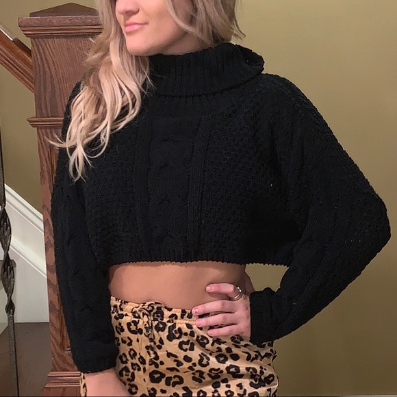 SOLD 🌺 Cable knit crop sweater black - Picture 3 of 7
